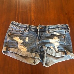 Express shortie low rise ripped Jean shorts size 2 medium wash